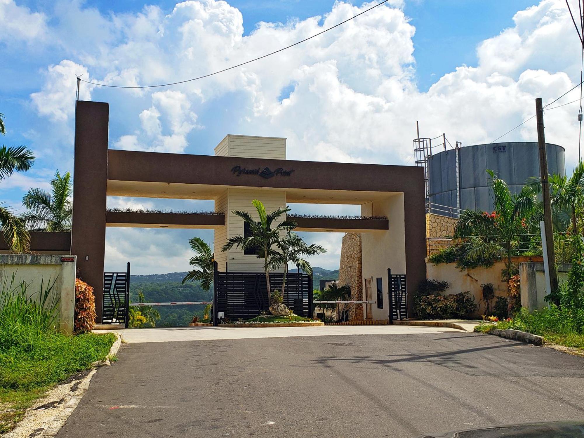 Ms. T'S Paradise @ Pyramid Point Ocho Rios Exterior foto